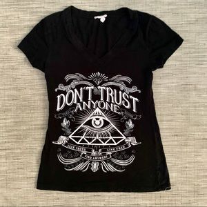 ♻️Don’t trust Anyone Quji Woman’s Tee Medium
